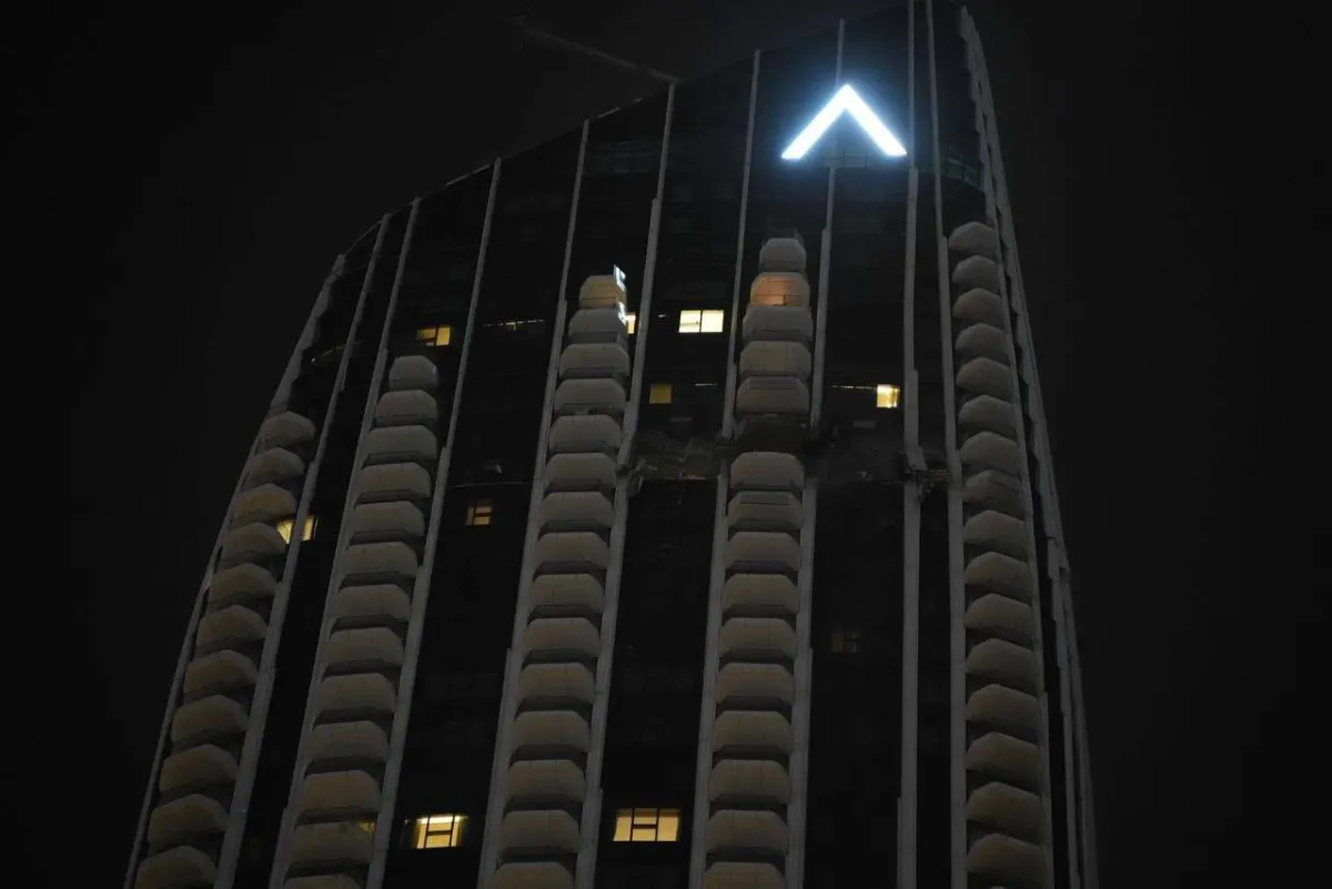 حريق محدود إثر سقوط مسيرة على مبنى في دبي