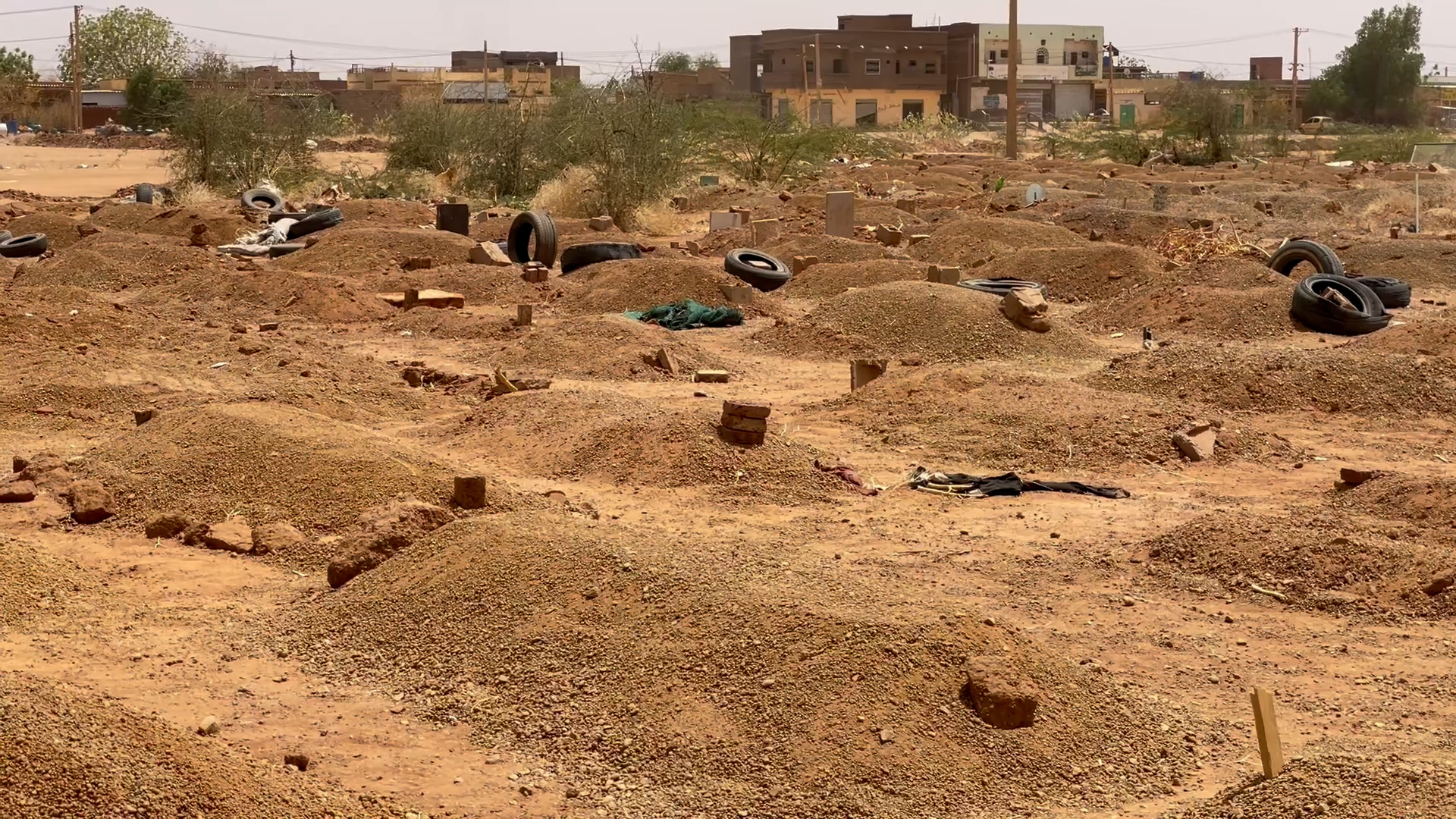 شاهد.. مقابر جماعية تتكشف بضاحية صالحة في أم درمان020 شاهد.. مقابر جماعية تتكشف بضاحية صالحة في أم درمان