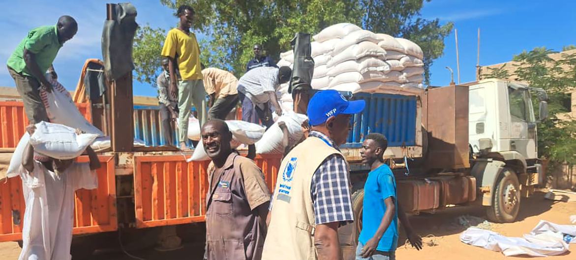 قافلة مساعدات غذائية تصل ود مدني وسط خطر المجاعة بالسودان