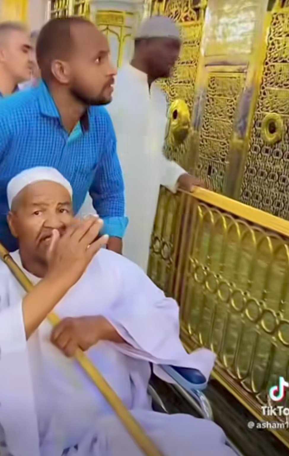 شاهد بالفيديو.. نجم السوشيال ميديا حماد عبد الله يحظي باستقبال حافل لحظة وصوله المدينة المنورة استعدادا لأداء فريضة الحج020 شاهد بالفيديو.. نجم السوشيال ميديا حماد عبد الله يحظي باستقبال حافل لحظة وصوله المدينة المنورة استعدادا لأداء فريضة الحج