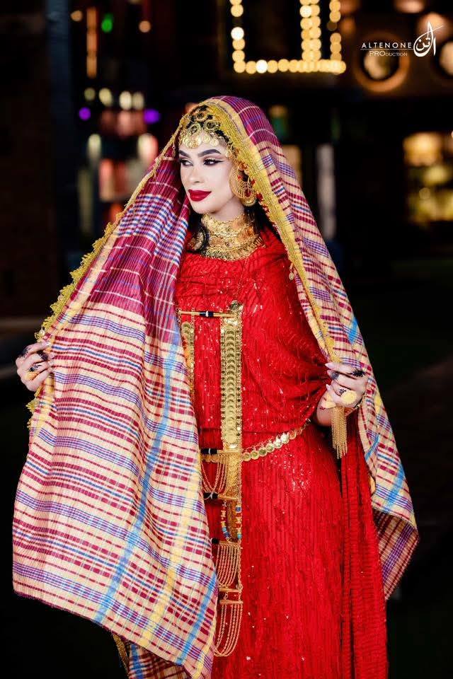 شاهد بالصور.. الفنانة إيلاف عبد العزيز تبهر المتابعين بظهورها بــالجرتق الأنيق في ليلة زفافها
