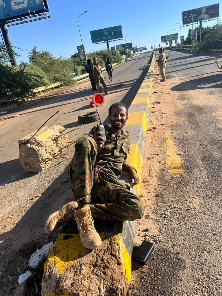 شاهد بالصورة.. بلقطة معبرة.. الجيش يواصل تمدده ويبسط سيطرته على مدينة بحري ويصل حتى كوبري المك نمر