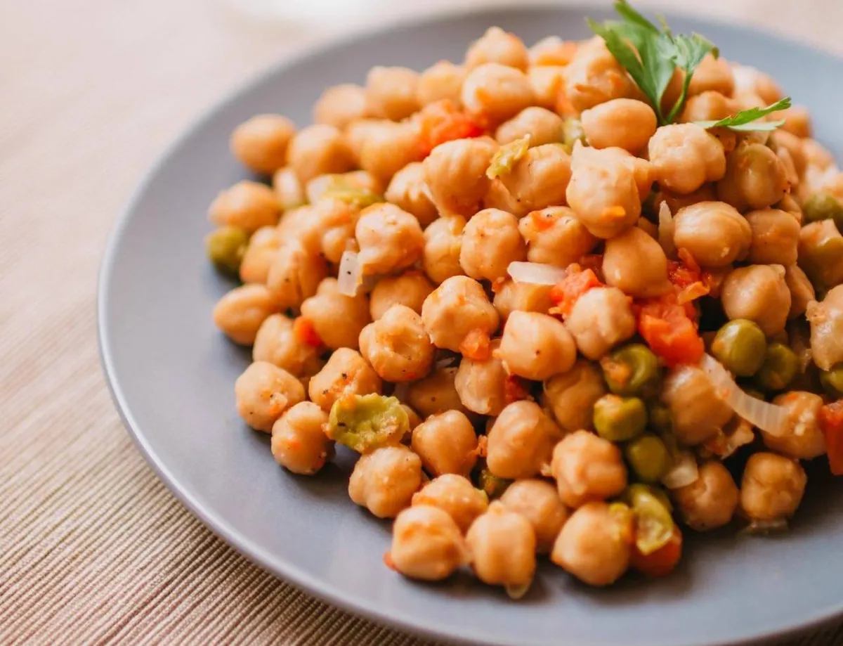 غذاء بسيط بنتائج مذهلة... 5 أسباب تجعل الحمص السر لعظام أقوى