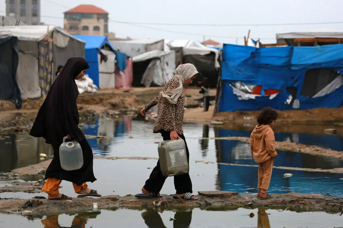 الغزيون يكابدون الأمطار والبرد