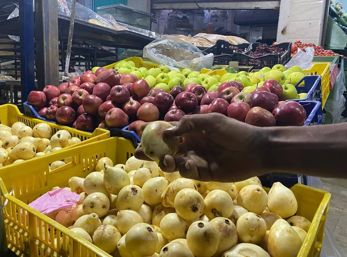 الفاكهة تتقلص على موائد المصريين مع ارتفاع أسعارها020 الفاكهة تتقلص على موائد المصريين مع ارتفاع أسعارها