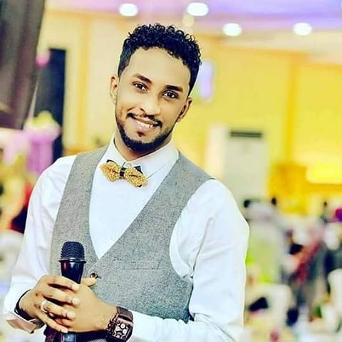 شاهد بالفيديو.. الفنان محمد بشير يصلح لسيدة سودانية ثوبها بعد أن سقط منها أثناء تفاعلها معه في الرقص على أنغام إحدى أغنياته020 شاهد بالفيديو.. الفنان محمد بشير يصلح لسيدة سودانية ثوبها بعد أن سقط منها أثناء تفاعلها معه في الرقص على أنغام إحدى أغنياته