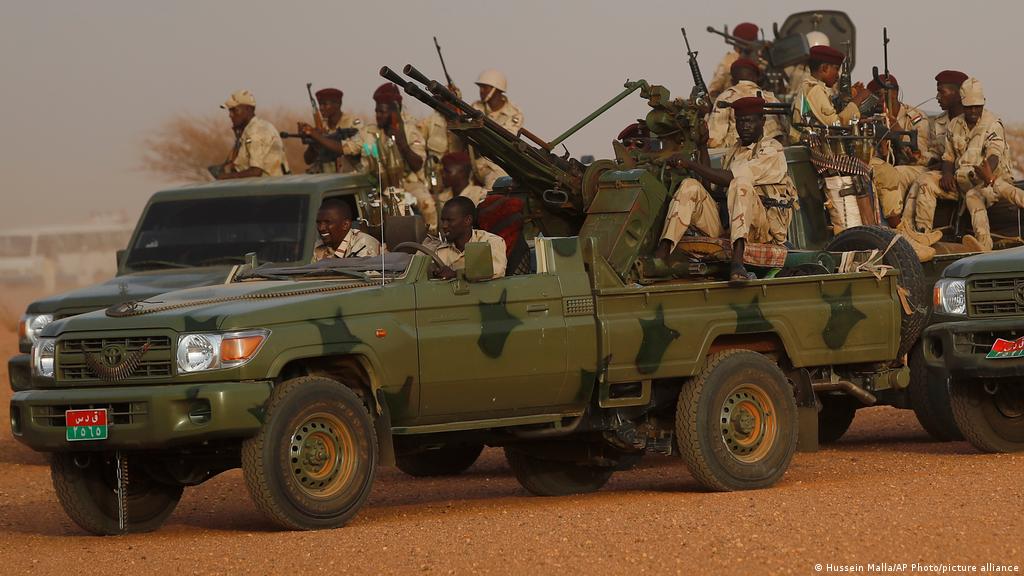 السودان.. نقل ضباط إلى السجن020 السودان.. نقل ضباط إلى السجن