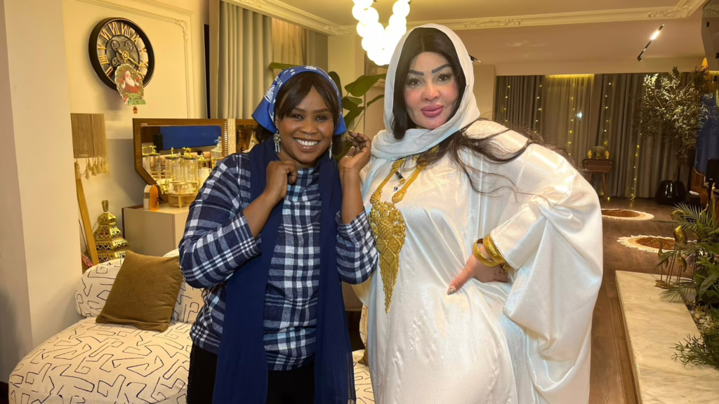 شاهد بالصور.. سيدة الأعمال السودانية هبة كايرو تقتحم عالم التمثيل مع شقيقتها و خابر عزو