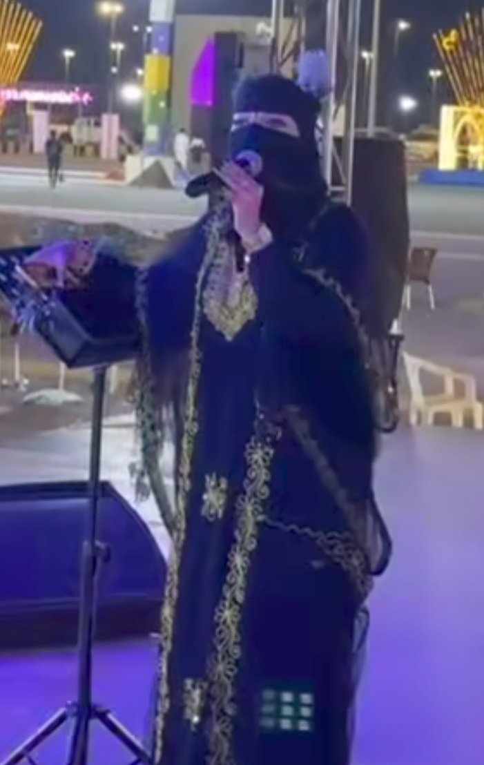 شاهد بالصورة والفيديو.. فنانة خليجية منقبة تغني الأغنية السودانية الليلة بالليل نمشي شارع النيل وتضيف لها أبيات من عندها معزومة جبنة بي شيشة