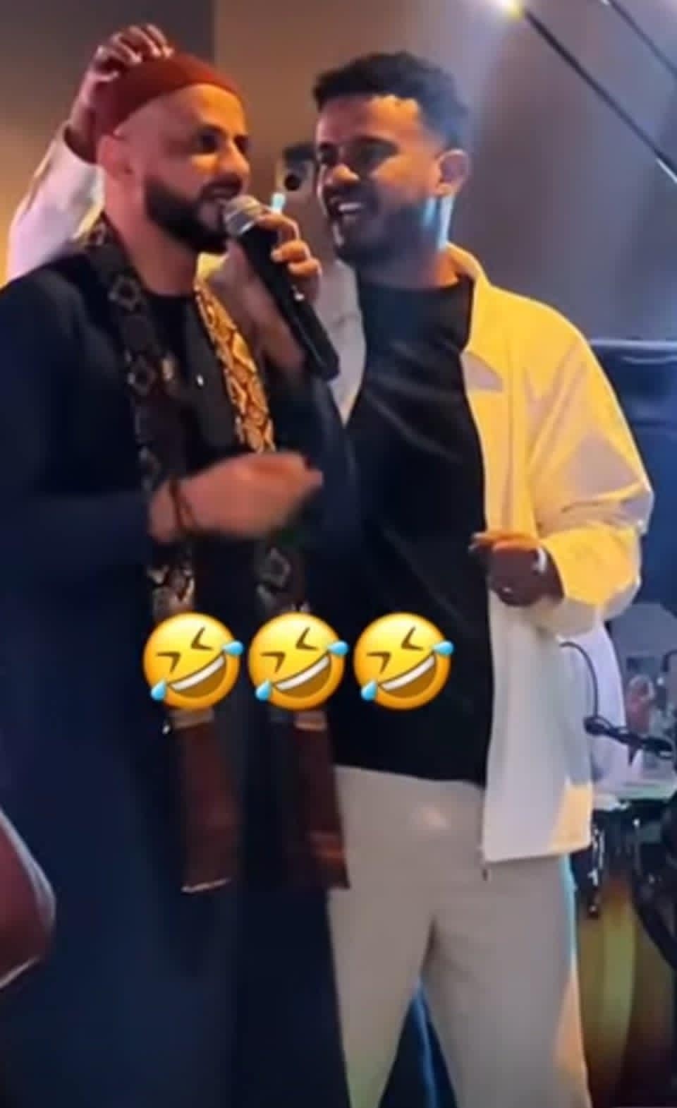 شاهد بالصور والفيديو.. الفنان حسين الصادق ينزع الطاقية من رأس زميله ود راوة ويرتديها أثناء تقديم الأخير وصلة غنائية في حفل حاشد بالسعودية وساخرون: إنصاف مدني النسخة الرجالية020 شاهد بالصور والفيديو.. الفنان حسين الصادق ينزع الطاقية من رأس زميله ود راوة ويرتديها أثناء تقديم الأخير وصلة غنائية في حفل حاشد بالسعودية وساخرون: إنصاف مدني النسخة الرجالية
