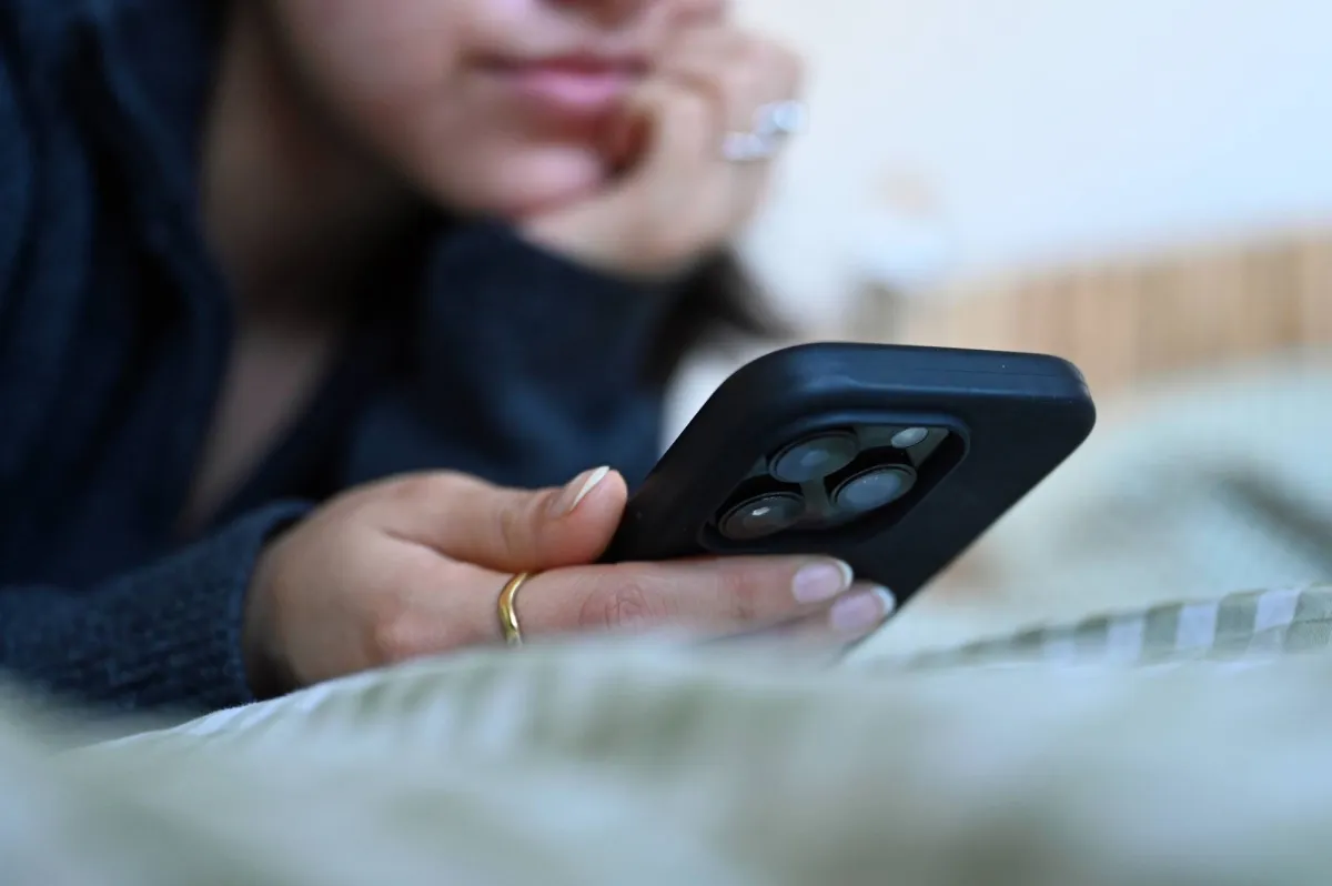 دراسة: القيود على استخدام الهواتف لم تحسن الصحة النفسية لتلاميذ المدارس