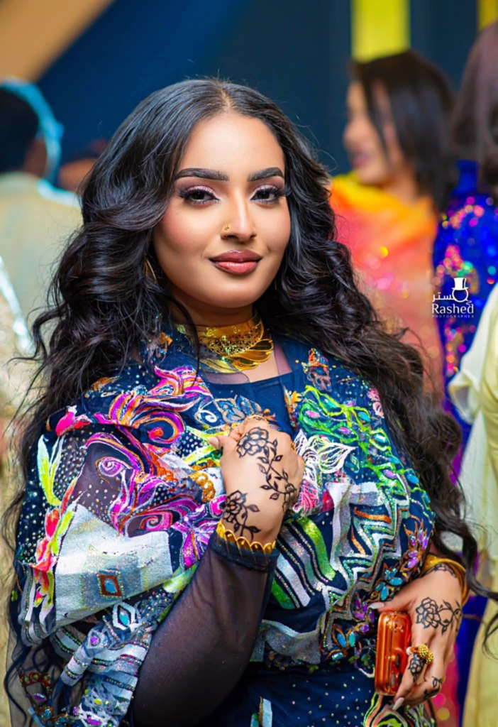 شاهد بالفيديو.. سيدة الأعمال ونجمة السوشيال ميديا ثريا عبد القادر تظهر من حي الرياض بالخرطوم وتشرع في افتتاح محلها التجاري بشارع المشتل