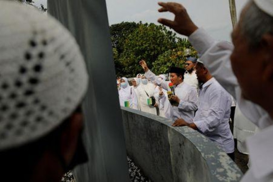 الحجاج يرمون الجمرات الثلاث بأول أيام التشريق020 الحجاج يرمون الجمرات الثلاث بأول أيام التشريق