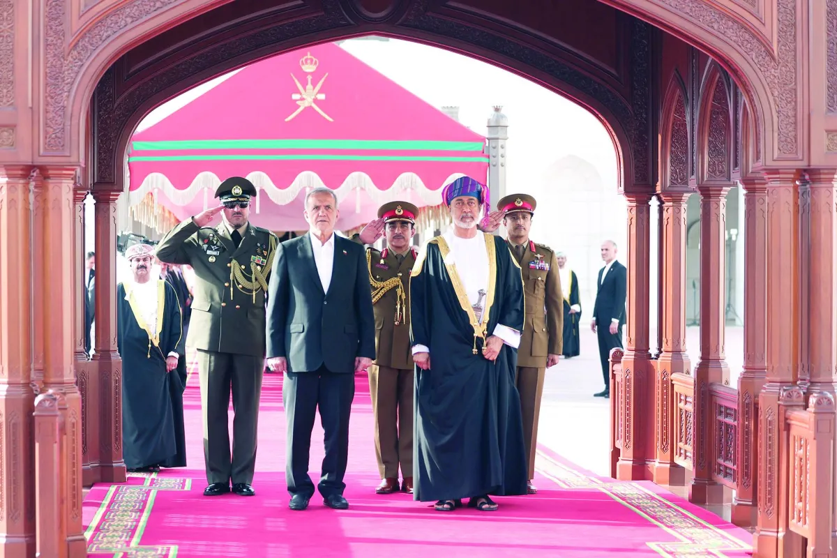 الوساطة النووية تهيمن على زيارة رئيس إيران إلى عمان020 الوساطة النووية تهيمن على زيارة رئيس إيران إلى عمان
