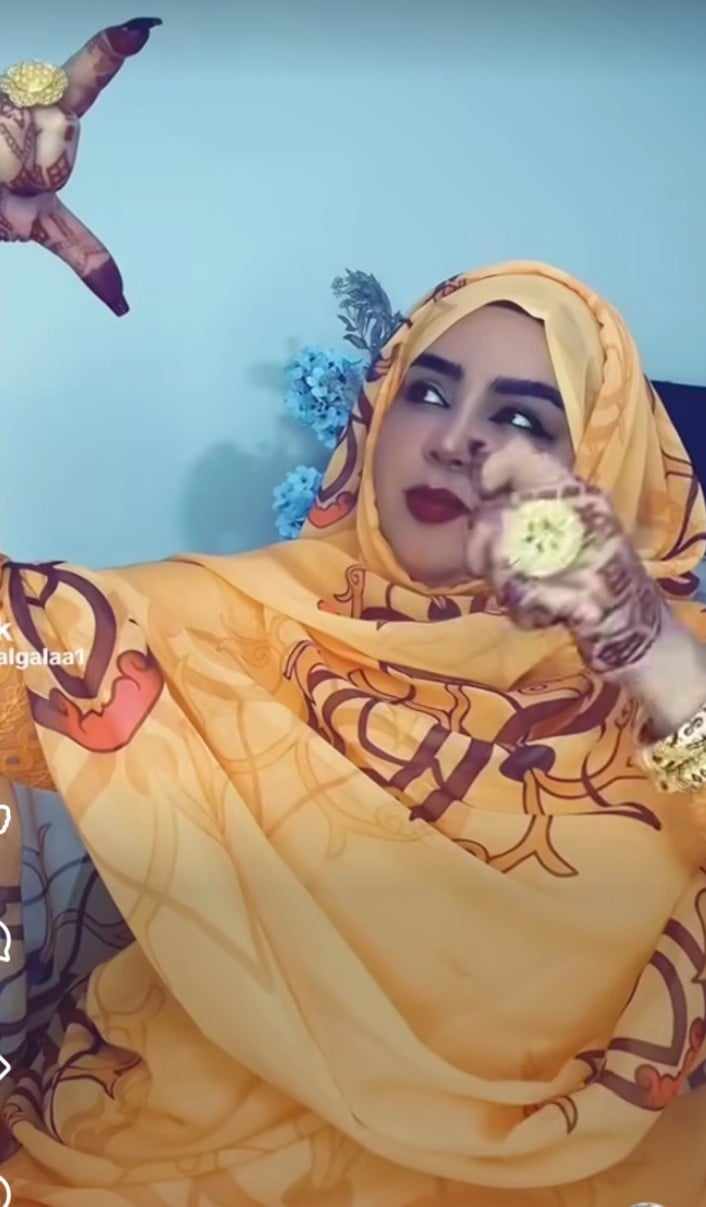 شاهد بالفيديو.. بإطلالة موريتانية.. الفنانة ندى القلعة تحتفل بتحرير مدينة سنجة بالغناء داخل منزلها الليلة موتوا يا القحاتة