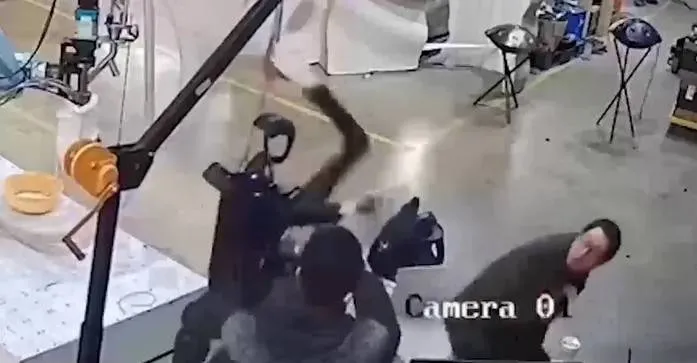شاهد... روبوت يخرج عن السيطرة ويهاجم بعنف عمال مصنع صيني020 شاهد... روبوت يخرج عن السيطرة ويهاجم بعنف عمال مصنع صيني