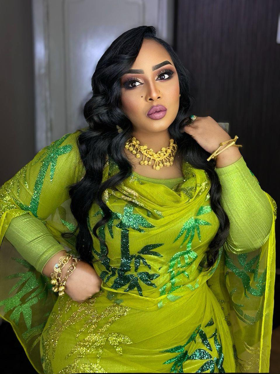 شاهد بالفيديو.. مجنون الفنانة هدى عربي يواصل إثارة الجدل برقصات هستيرية على طريقة ضرب السلاح خلال حفل للسلطانة بالسعودية