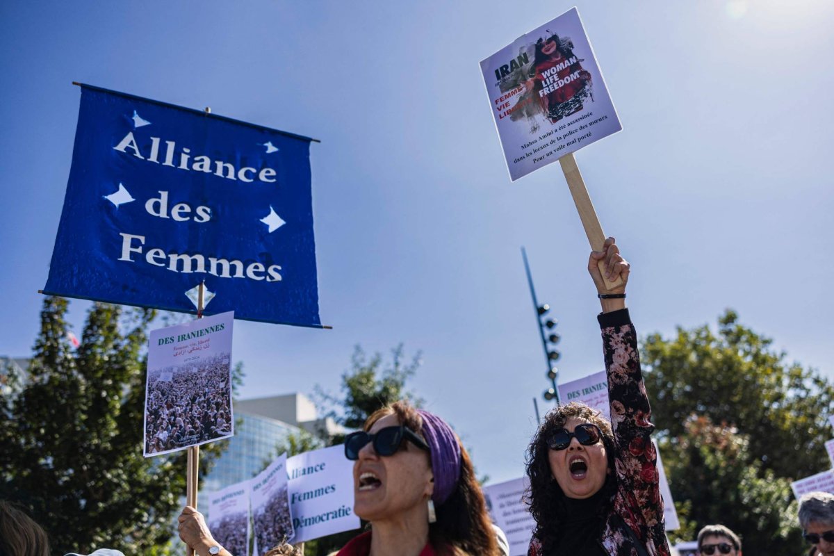 مئات يتظاهرون في باريس دعما لحراك الإيرانيات