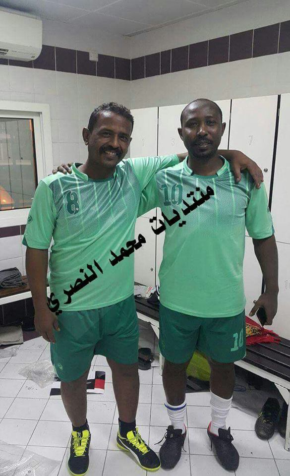 شاهد بالفيديو.. فنان الطمبور محمد النصري يبهر المتابعين بمهاراته العالية خلال مباراة كرة قدم حضرها جمهور غفير والرواد: النصري كفر ووتر