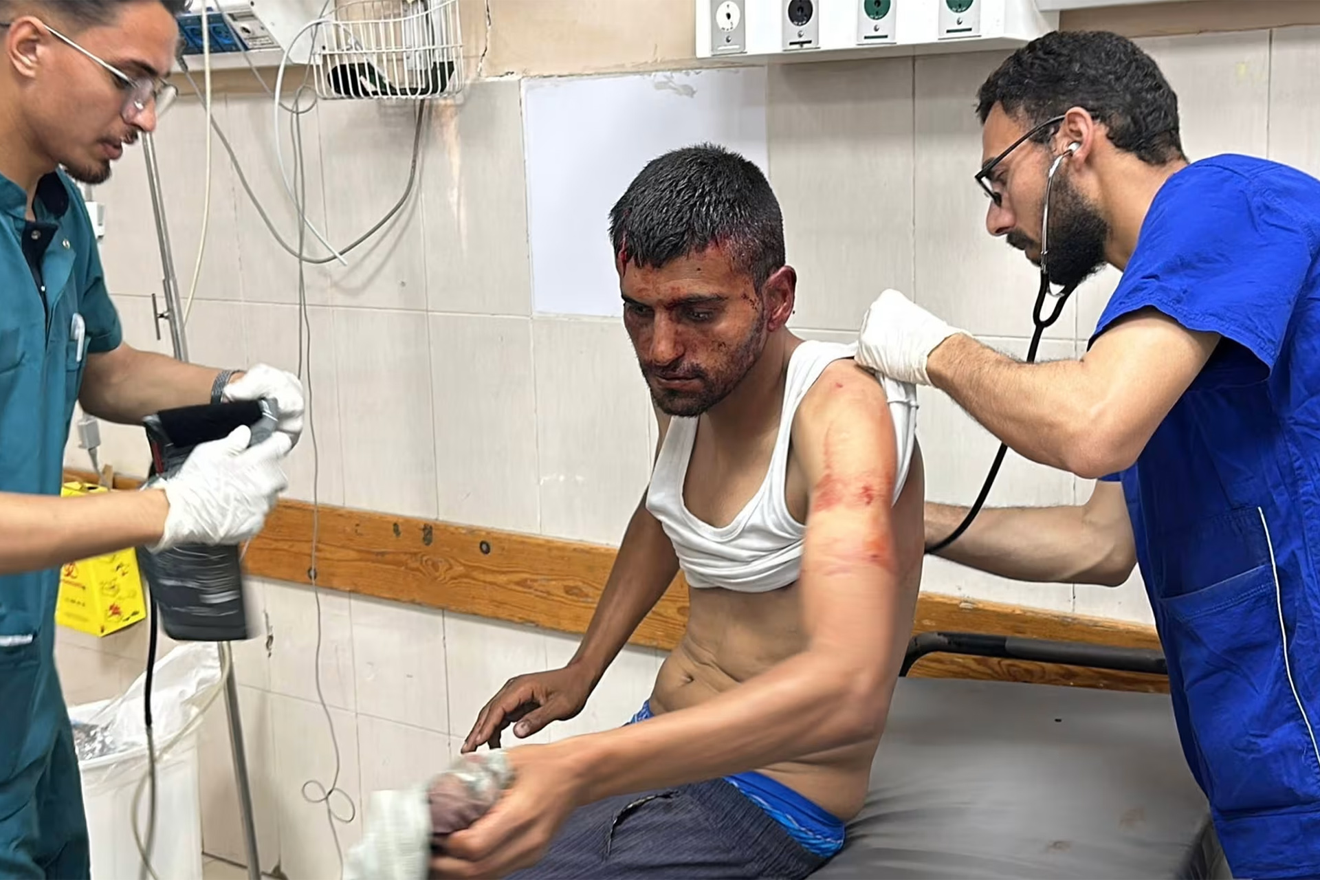 تقرير بفايننشال تايمز: داخل المعركة لإنقاذ المرضى بآخر مستشفيات غزة