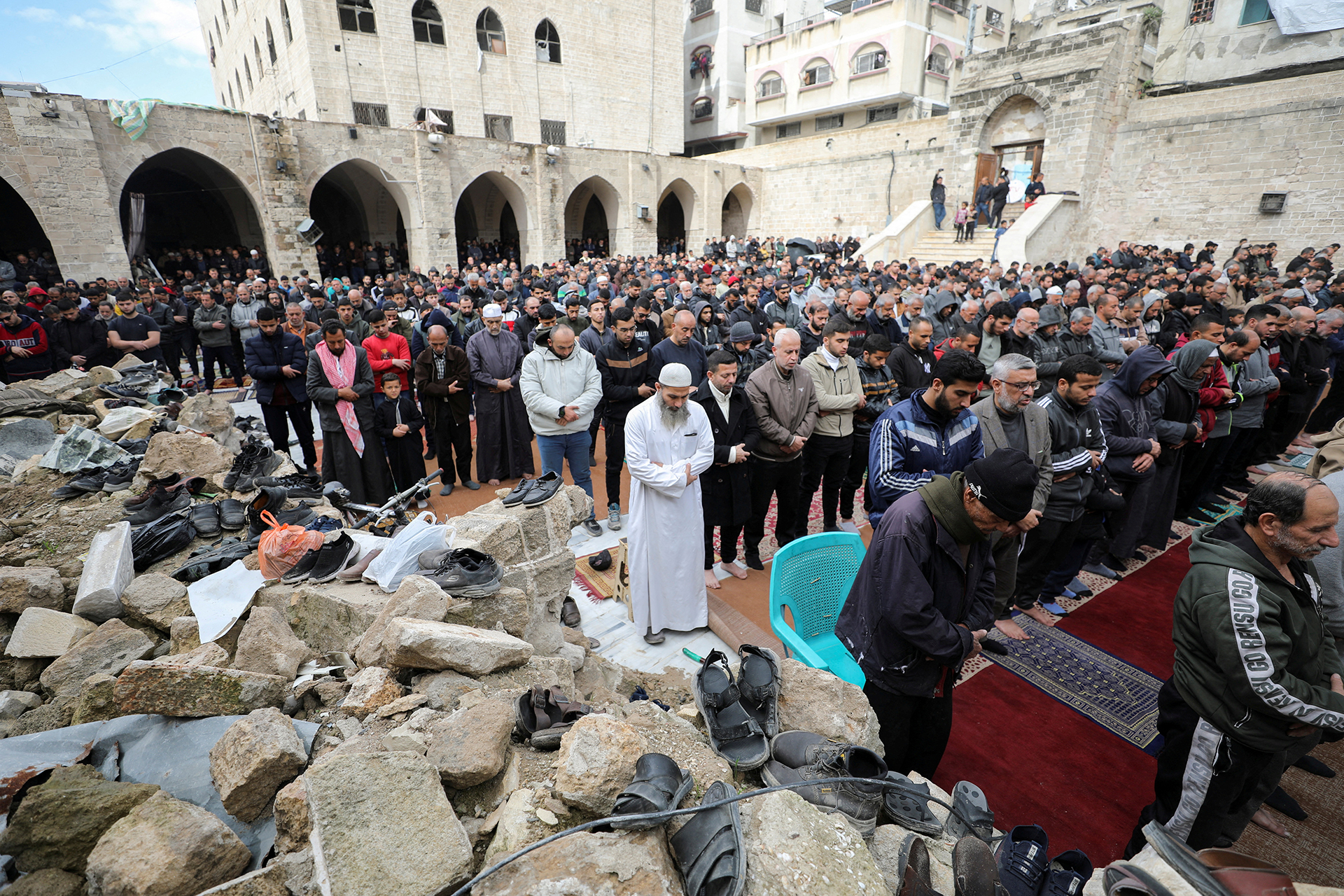 على أنقاض المسجد العمري.. أول صلاة جمعة بعد الحرب الإسرائيلية