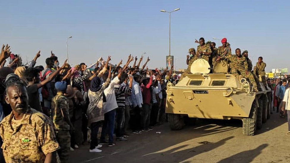 بالفيديو.. الجيش يرد على تصريحات حميدتي بالأمس ويحاصر القصر الجمهوري والمقرن من جميع المحاور.. كتائب البراء يزحفون من المدرعات ويسيطرون على كوبري المسلمية ويقتربون من الالتحام مع جيش القيادة