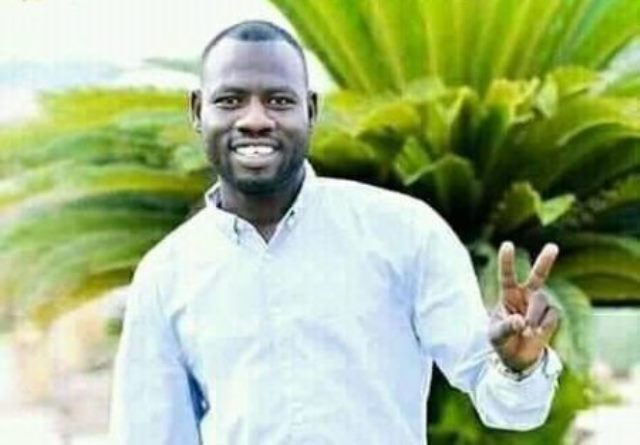 شاهد بالفيديو.. بعد ظهوره وهو يقاتل مع جنود الدعم السريع.. أيقونة الثورة دسيس مان يصرح: أعاني من ضغوطات نفسية ومعنوية وساخرون: طيب والقضية تستمر كيف مع ضغوطاتك دي020 شاهد بالفيديو.. بعد ظهوره وهو يقاتل مع جنود الدعم السريع.. أيقونة الثورة دسيس مان يصرح: أعاني من ضغوطات نفسية ومعنوية وساخرون: طيب والقضية تستمر كيف مع ضغوطاتك دي