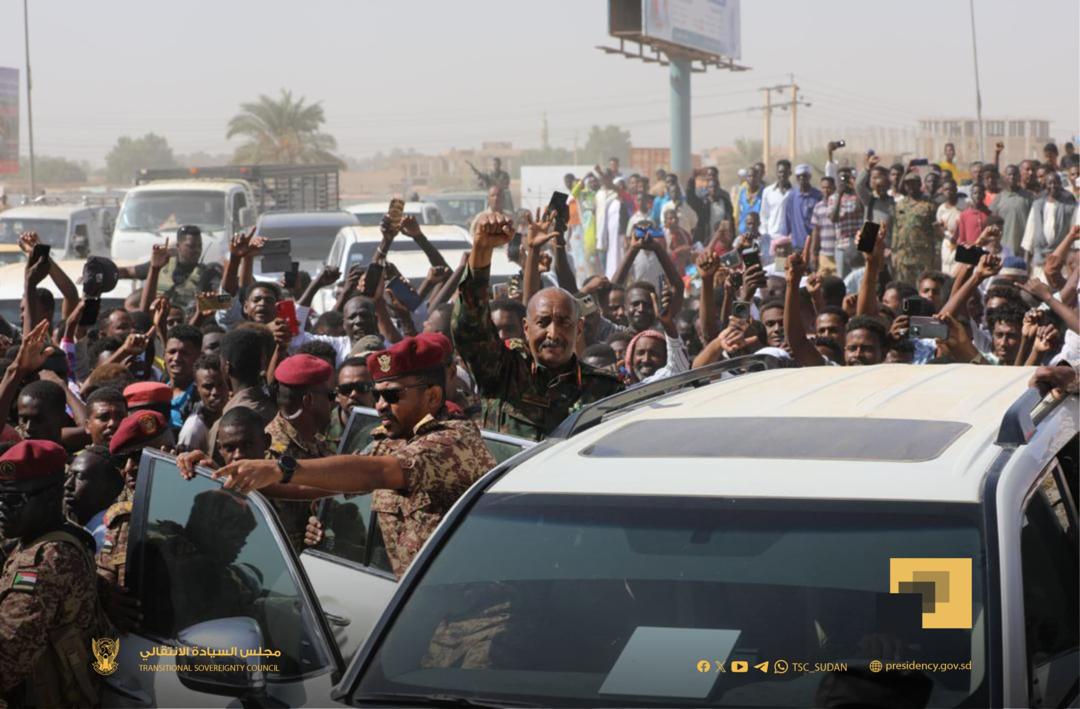 شاهد بالفيديو.. البرهان يفاجئ تجار بورتسودان ويتجول في سوق المواشي وسط المواطنين والجمهور: الكاهن اشترى الضحية020 شاهد بالفيديو.. البرهان يفاجئ تجار بورتسودان ويتجول في سوق المواشي وسط المواطنين والجمهور: الكاهن اشترى الضحية