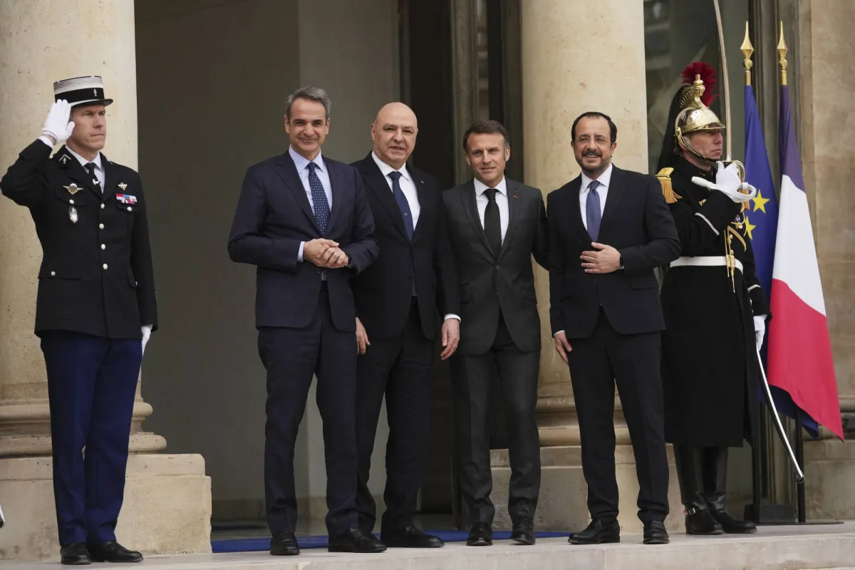 قمة باريس تعطي الشرع تعهدا مشروطا بدعم مطلب رفع العقوبات020 قمة باريس تعطي الشرع تعهدا مشروطا بدعم مطلب رفع العقوبات