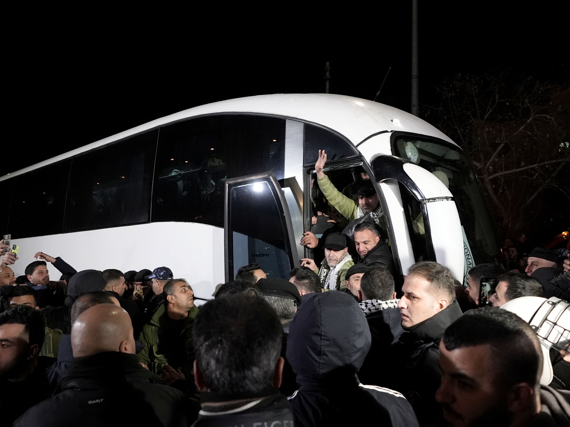 الإفراج عن مئات الأسرى الفلسطينيين والقسام تسلم جثامين 4 إسرائيليين