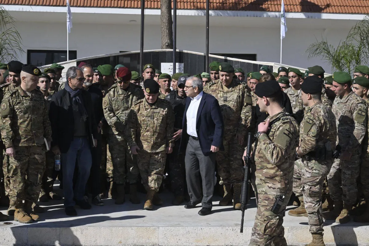 لبنان... نواف سلام يزور ثكنات الجيش في جنوب البلاد