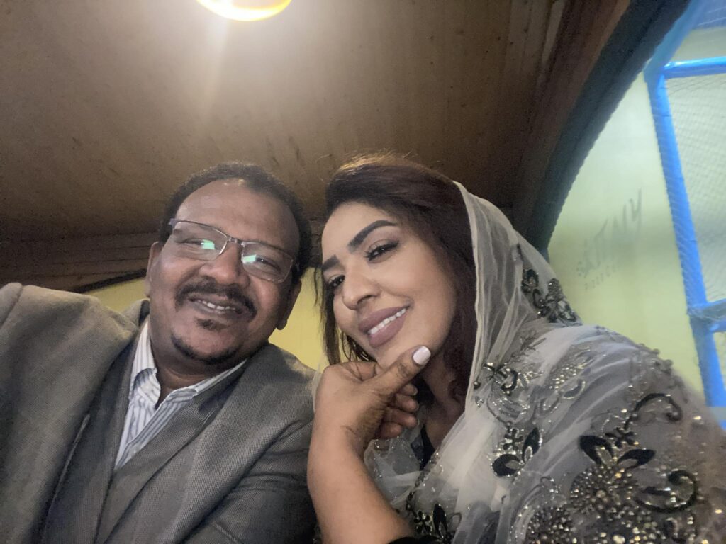 شاهد بالصورة.. الإعلامية السودانية نسرين النمر تتغزل في زوجها معتمد أم درمان السابق بلقطة رومانسية تسلم ويسلم خاطرك020 شاهد بالصورة.. الإعلامية السودانية نسرين النمر تتغزل في زوجها معتمد أم درمان السابق بلقطة رومانسية تسلم ويسلم خاطرك