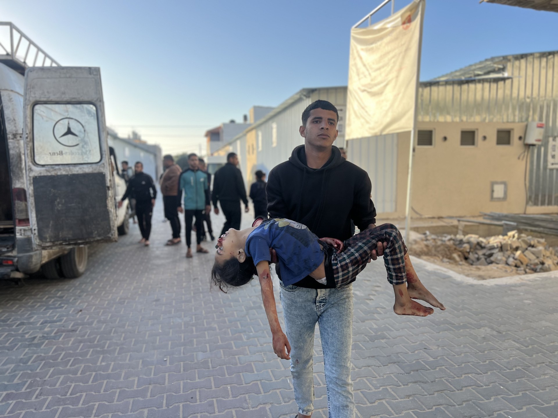 7 شهداء في غزة بينهم عائلة كاملة والجوع ينهش أجساد الأطفال020 7 شهداء في غزة بينهم عائلة كاملة والجوع ينهش أجساد الأطفال