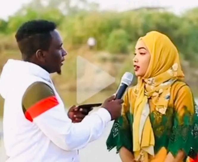 شاهد بالصور والفيديو.. هل تزوج الممثل السوداني مصعب سومى من إحدى ضحاياه في برنامج المقالب زول سقيل بعد أن سألته من اسم والدته وتوعدته بعبارتها الشهيرة: كان ما جابك الحنين بجيبك شيخ الدمازين020 شاهد بالصور والفيديو.. هل تزوج الممثل السوداني مصعب سومى من إحدى ضحاياه في برنامج المقالب زول سقيل بعد أن سألته من اسم والدته وتوعدته بعبارتها الشهيرة: كان ما جابك الحنين بجيبك شيخ الدمازين