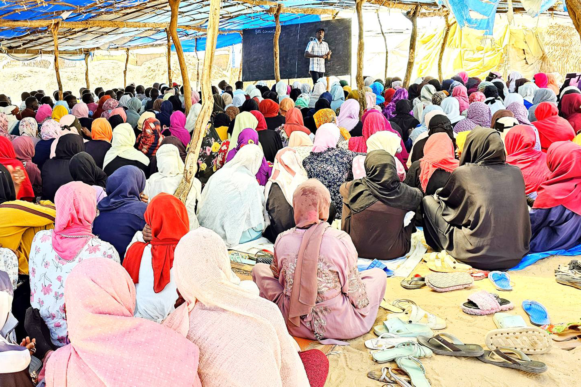 فصول تحت الأشجار وفي الميادين.. لاجئون سودانيون يصرون على التعلم