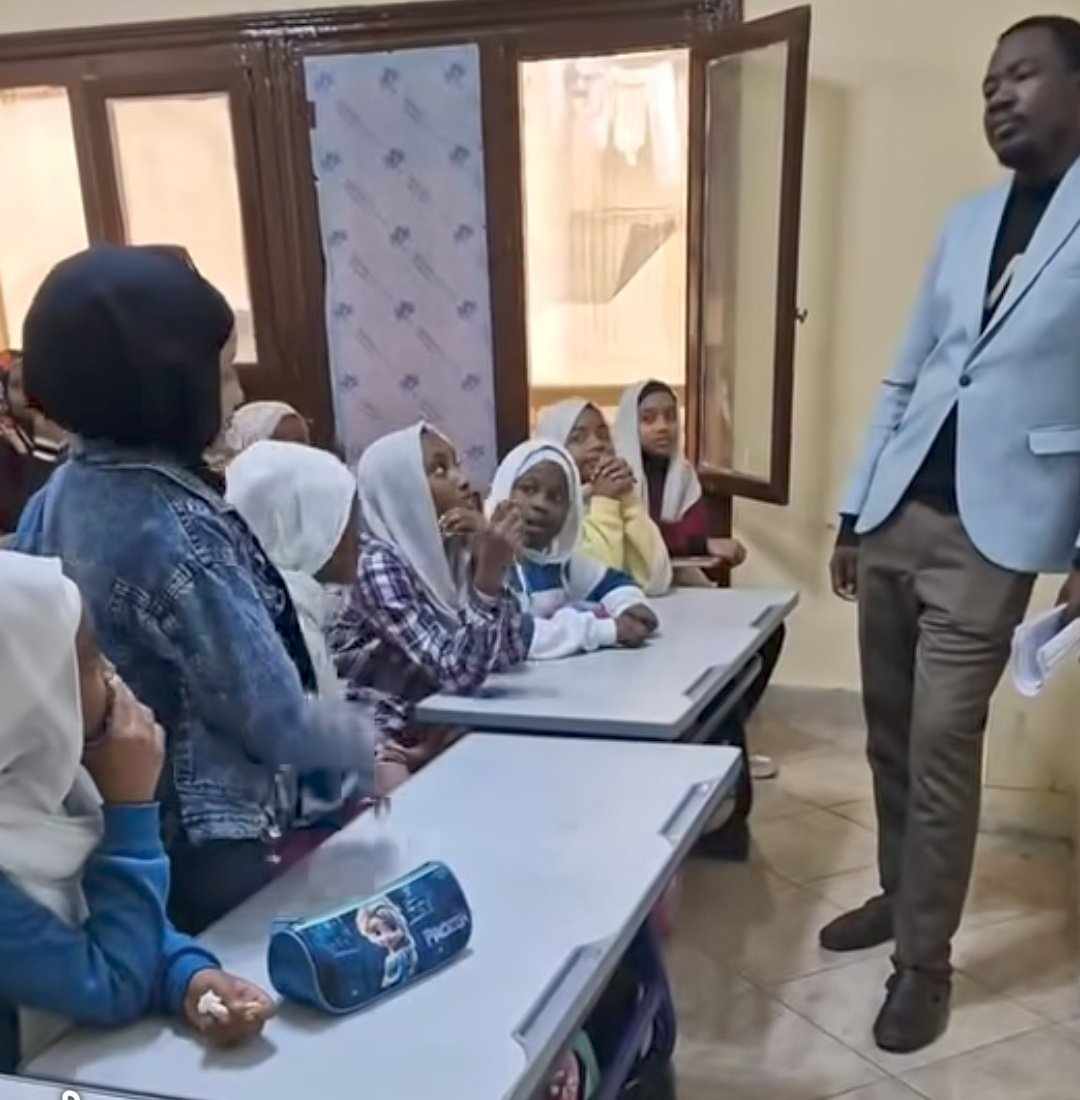 شاهد بالصورة والفيديو.. أستاذ سوداني يقوم بعمل مقلب جميل ولطيف في طالبته الصغيرة داخل الفصل ومتابعون: يا سلام عليك وياريت كل الأساتذة زيك يا راقي