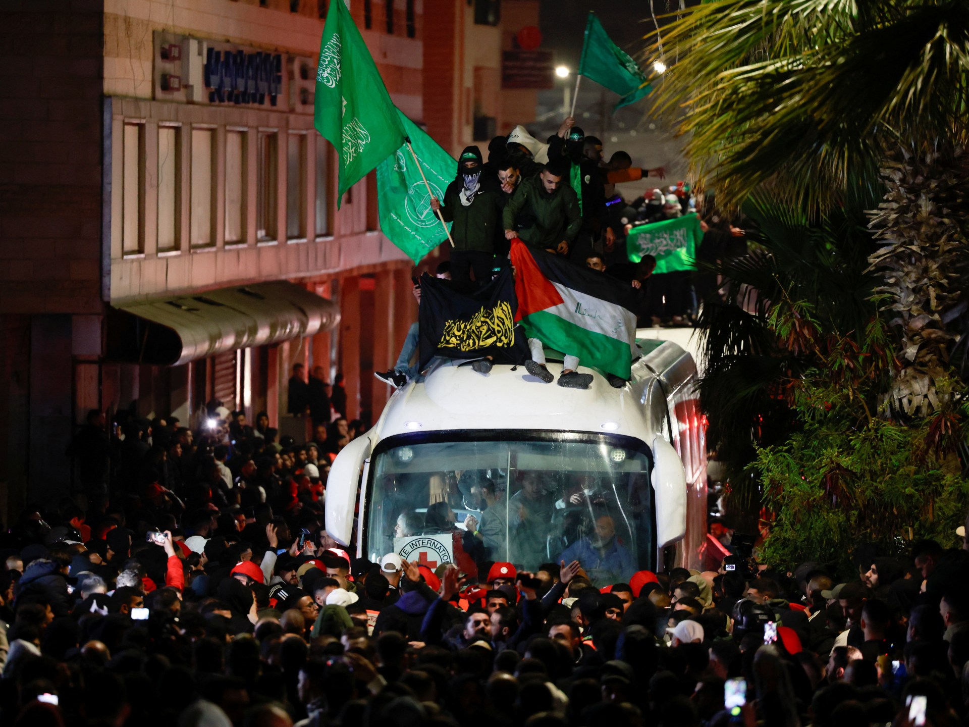 الفلسطينيون يحتفلون بتحرير أسراهم رغم مضايقات الاحتلال