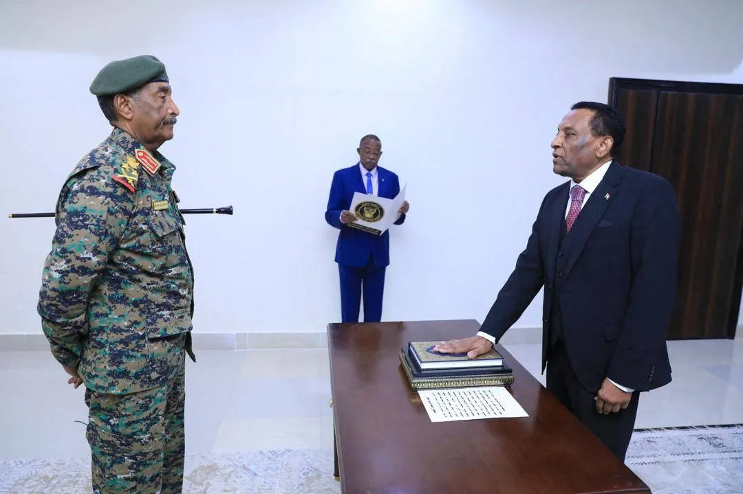 كامل إدريس يؤدي اليمين الدستورية رئيسا لوزراء السودان020 كامل إدريس يؤدي اليمين الدستورية رئيسا لوزراء السودان