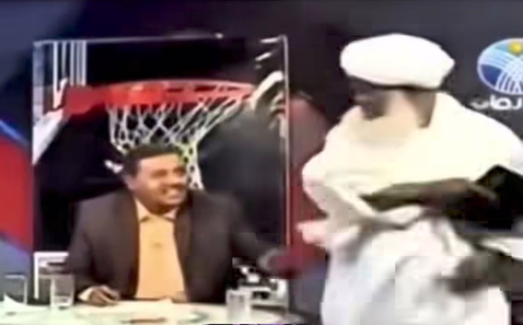 شاهد بالصورة والفيديو.. خلال برنامج على الهواء مباشرة.. شيخ سوداني يغادر الأستوديو غاضبا بعد سماعه مداخلة من إحدى لاعبات كرة القدم