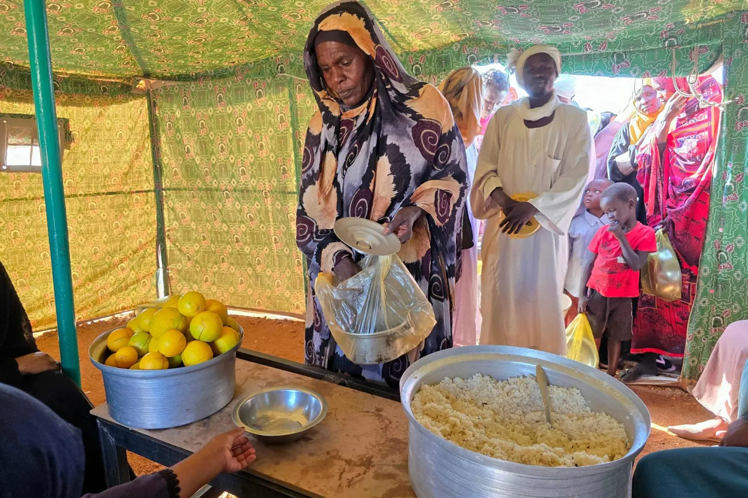 في دور الإيواء ببورتسودان .. معاناة مضاعفة للنازحين في رمضان