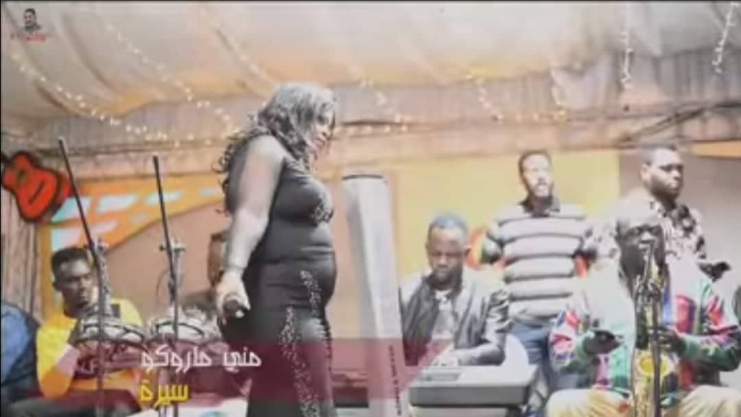 شاهد بالفيديو.. الفنانة السودانية منى ماروكو تشعل حفل غنائي في كمبالا بوصلة رقص فاضحة وتهز مؤخرتها بطريقة مثيرة020 شاهد بالفيديو.. الفنانة السودانية منى ماروكو تشعل حفل غنائي في كمبالا بوصلة رقص فاضحة وتهز مؤخرتها بطريقة مثيرة